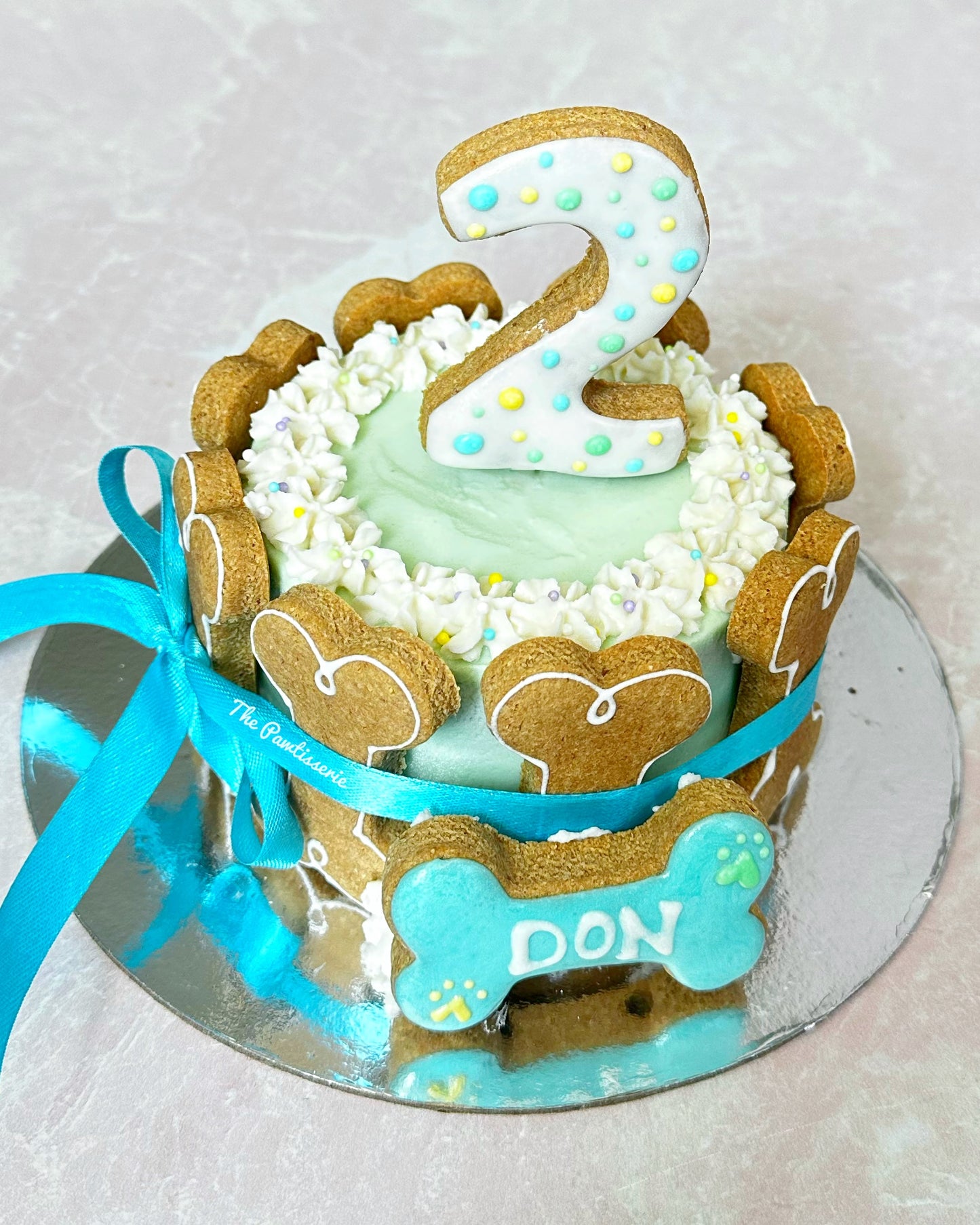 1/2 Kg Cake with Bone Cookies