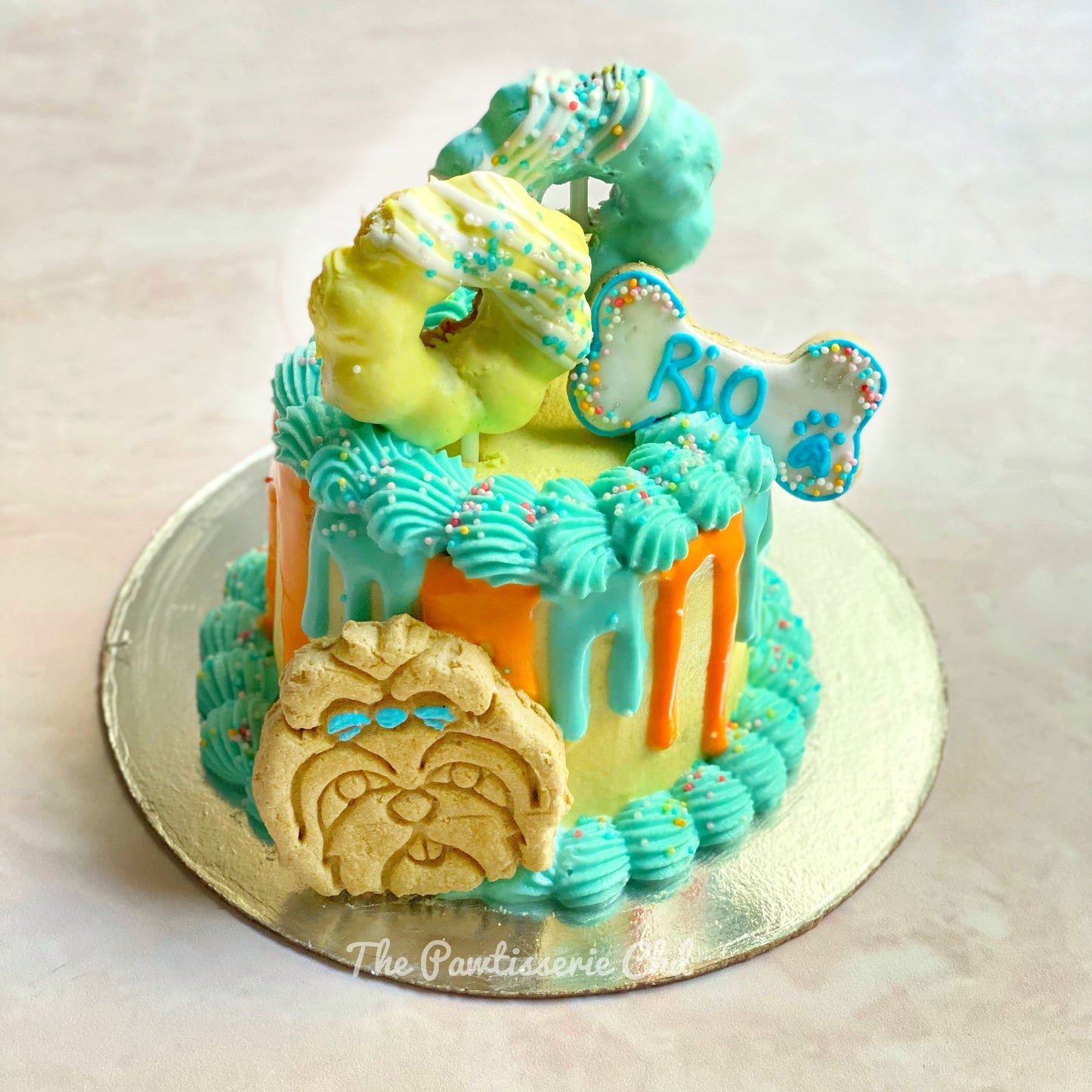 Half kg cake with donuts 🍩