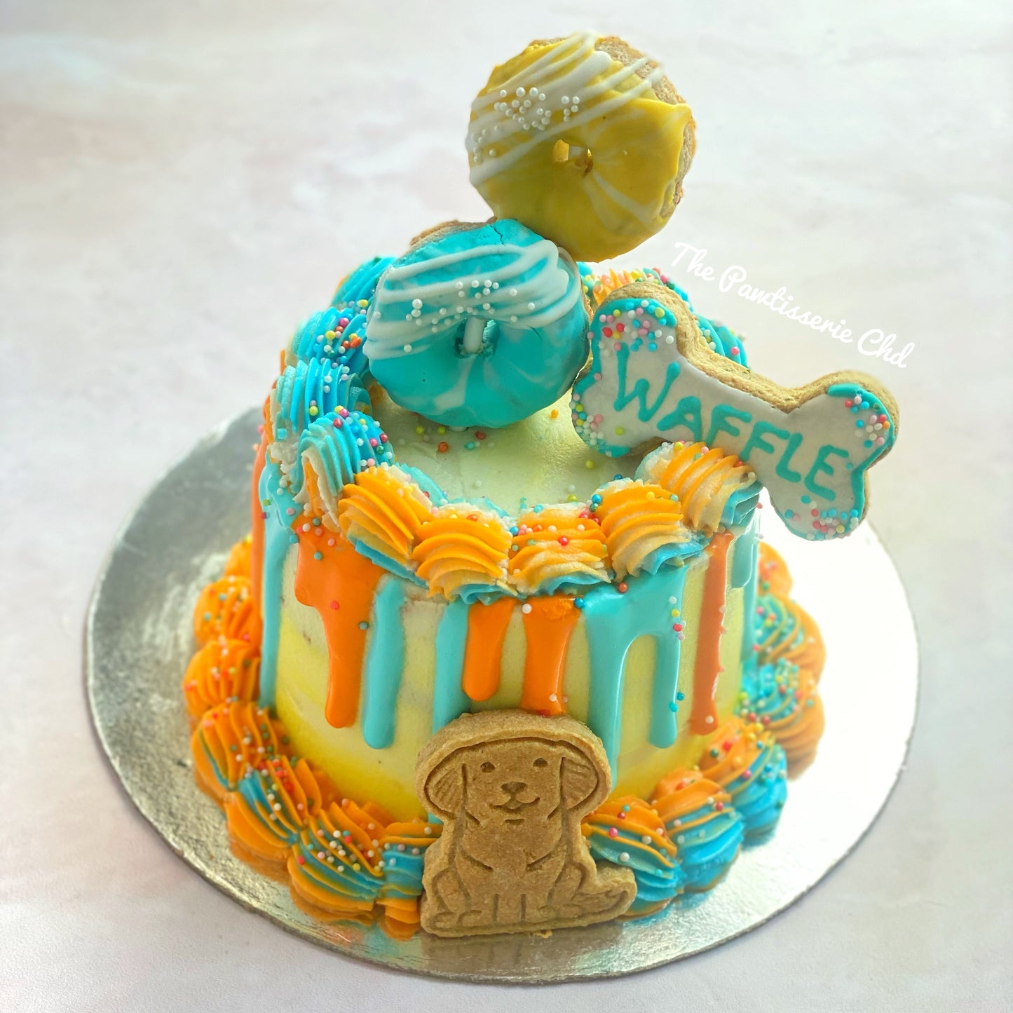 Half kg cake with donuts 🍩